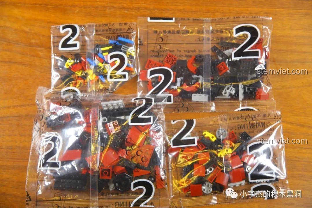 Các túi mảnh ghép số 2 của bộ đồ chơi Mould King 15038 Robot Crimson, phân loại chi tiết, đồ chơi mô hình.