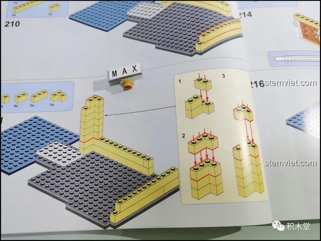Lắp ráp biển hiệu BARBER của bộ Mould King 16031 Tiệm Cắt Tóc Phố Nhỏ, một chi tiết nổi bật và độc đáo.