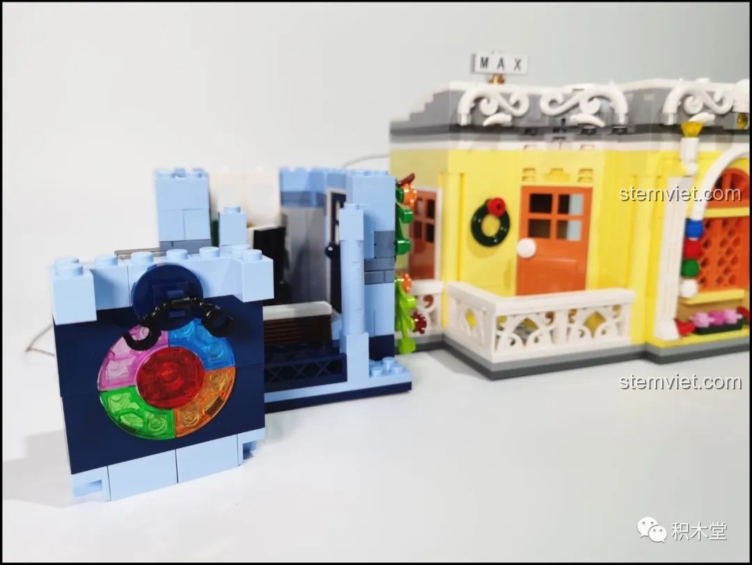 Cận cảnh bốt điện thoại màu đỏ của bộ Mould King 16031 Tiệm Cắt Tóc Phố Nhỏ, một chi tiết cổ điển và độc đáo.