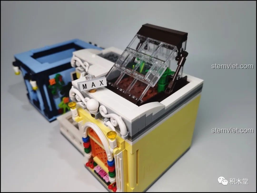 Cận cảnh mặt bên của bộ Mould King 16031 Tiệm Cắt Tóc Phố Nhỏ, với cửa sổ và ban công trang trí đẹp mắt.