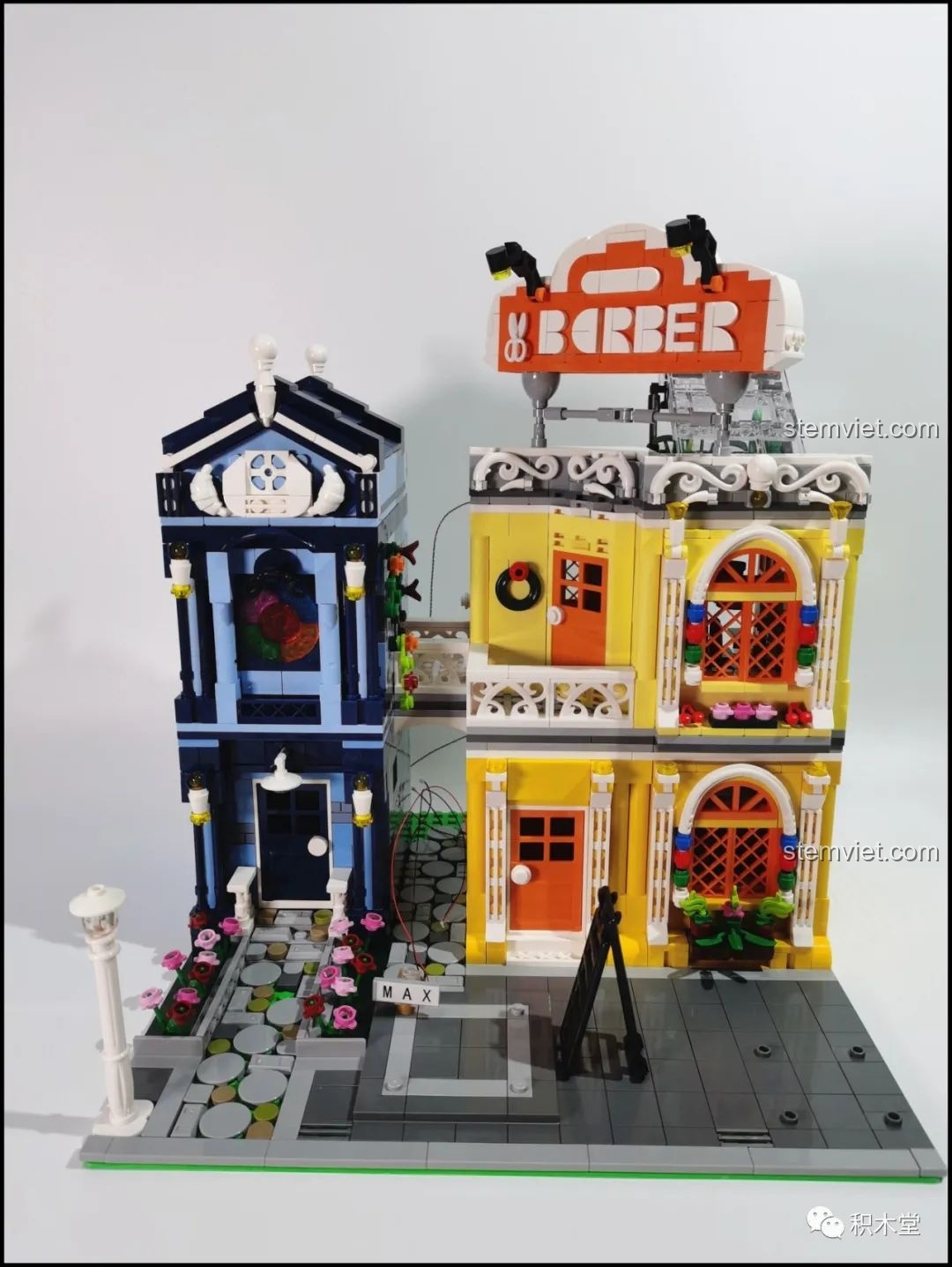 Mô hình Mould King 16031 Tiệm Cắt Tóc Phố Nhỏ với ánh đèn sáng ấm áp, tạo không gian thân thiện và mời gọi.
