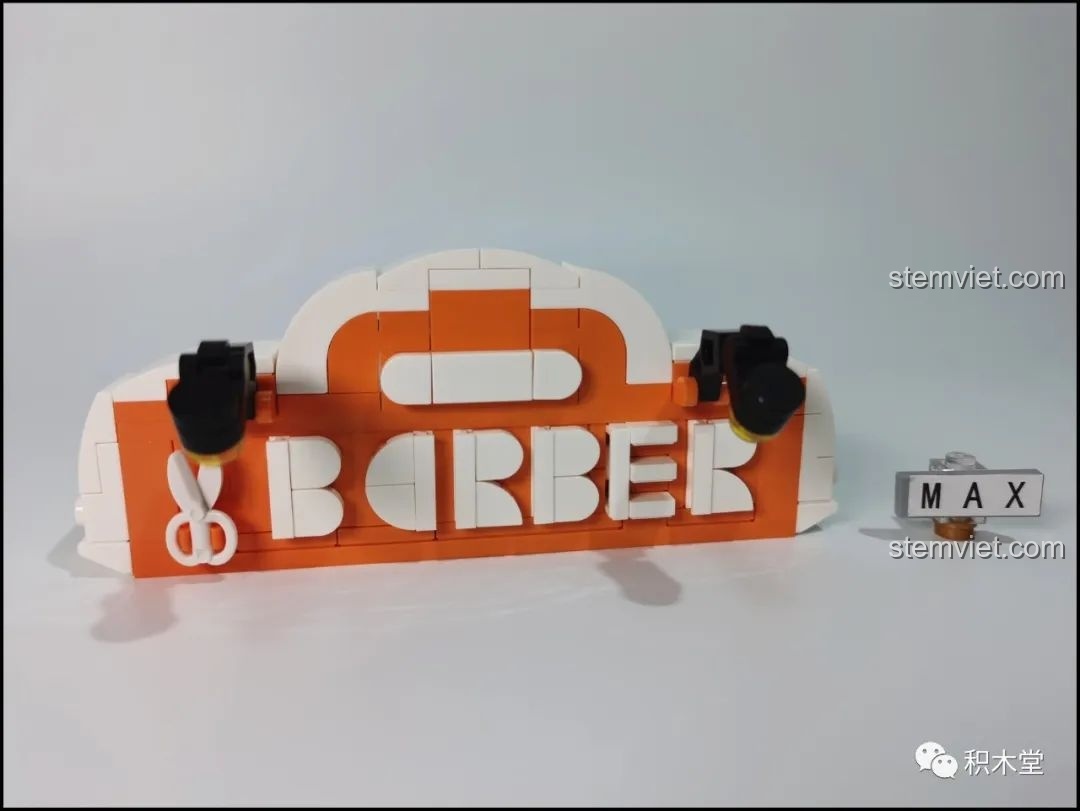 Mô hình Mould King 16031 Tiệm Cắt Tóc Phố Nhỏ lung linh về đêm với hệ thống đèn LED đổi màu, tạo không gian huyền ảo.