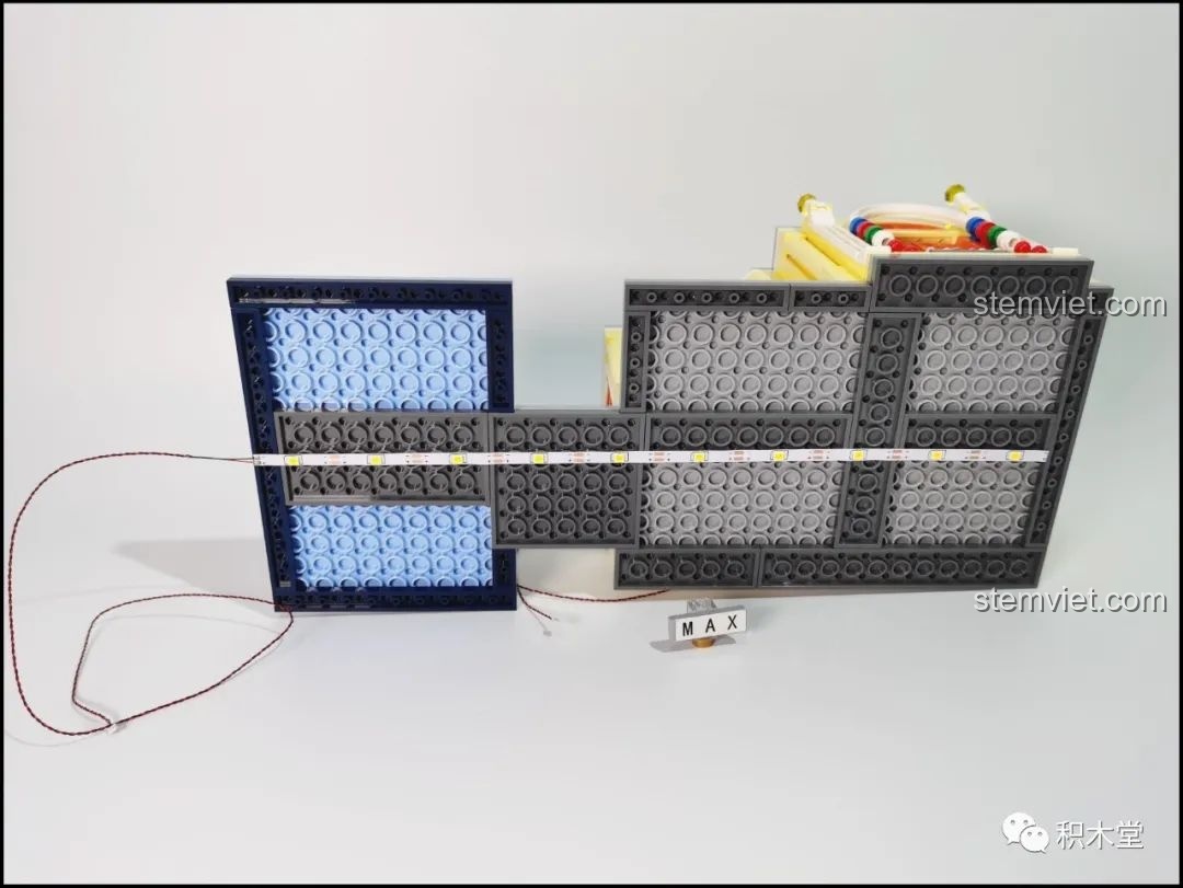 Mô hình Mould King 16031 Tiệm Cắt Tóc Phố Nhỏ hoàn chỉnh từ góc nhìn chính diện, thể hiện vẻ đẹp kiến trúc.