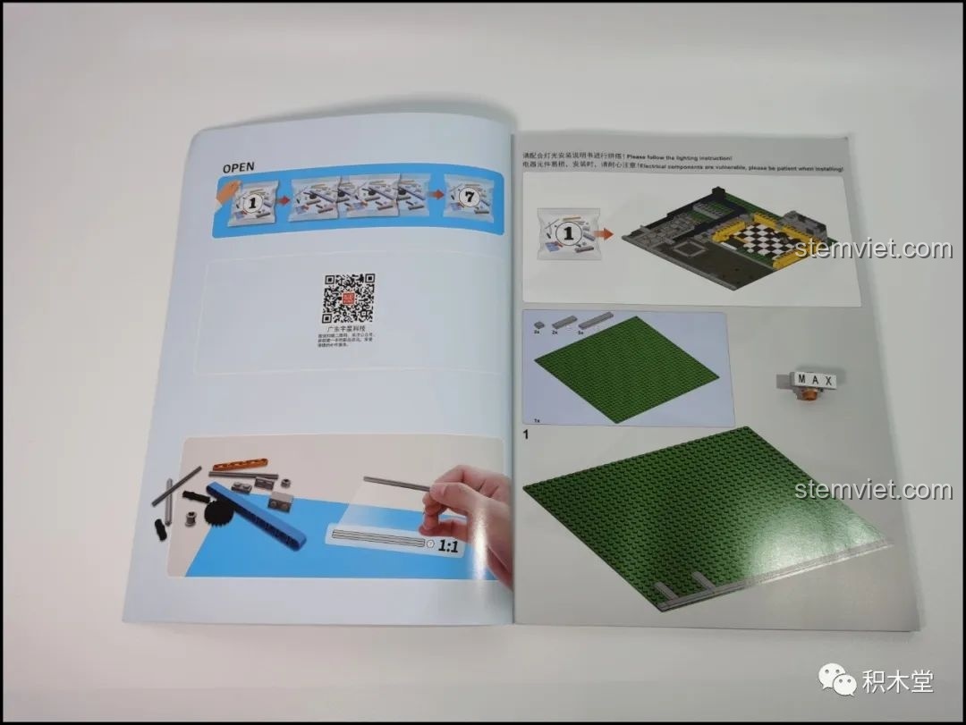 Sách hướng dẫn lắp ráp của bộ Mould King 16031 Tiệm Cắt Tóc Phố Nhỏ với các bước minh họa rõ ràng, dễ theo dõi.