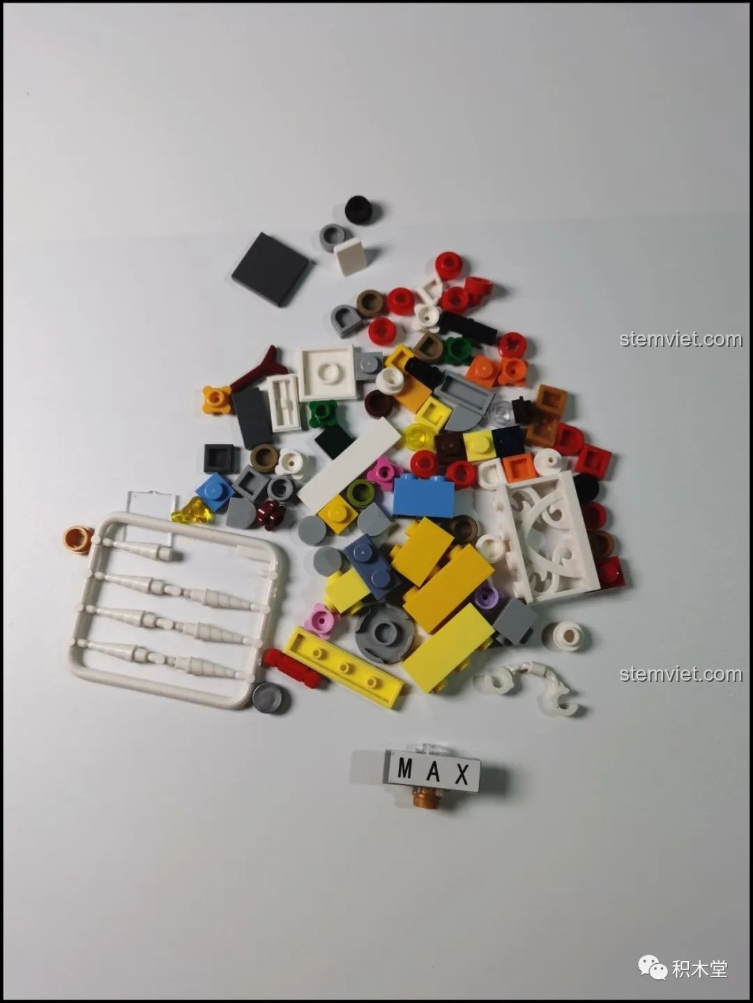 Mô hình Mould King 16031 Tiệm Cắt Tóc Phố Nhỏ được đặt cạnh các công trình khác, tạo nên một khu phố thu nhỏ sống động.