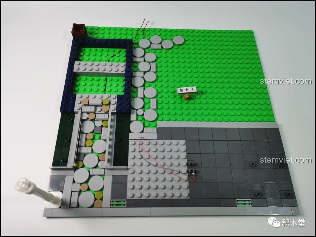 Tiếp tục lắp ráp nền móng của bộ Mould King 16031 Tiệm Cắt Tóc Phố Nhỏ, tích hợp hệ thống dây đèn LED.