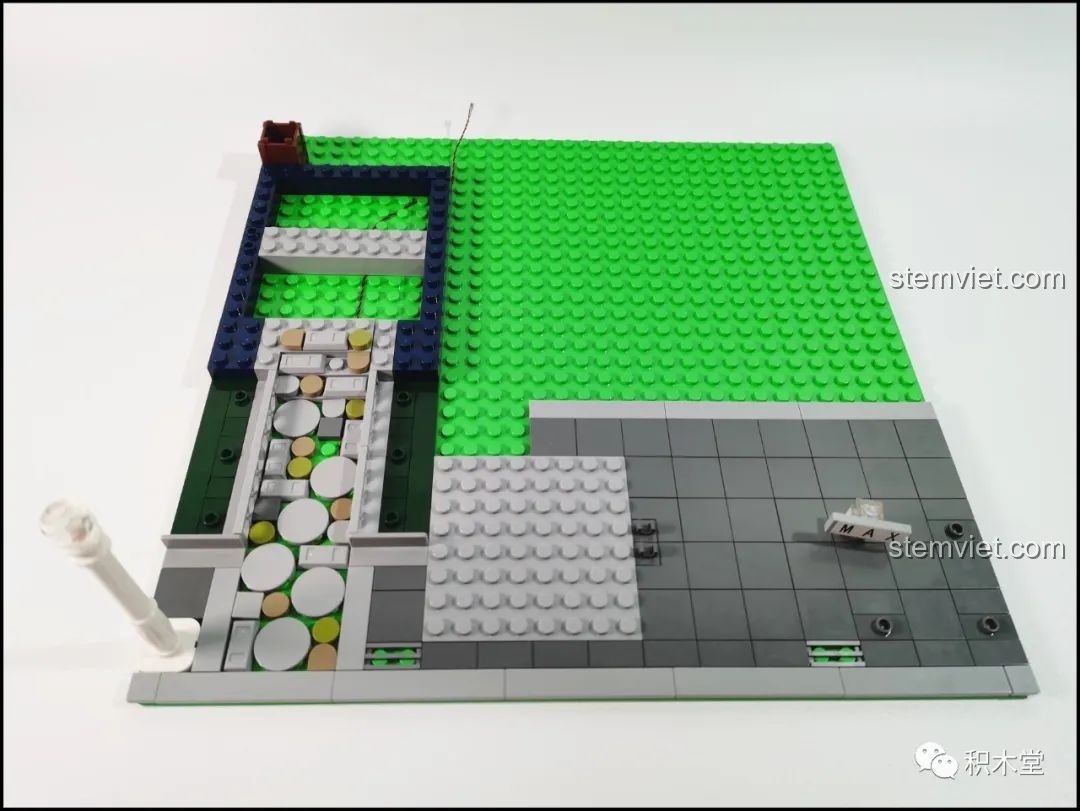 Quá trình lắp ráp nền móng của bộ Mould King 16031 Tiệm Cắt Tóc Phố Nhỏ, tạo dựng cấu trúc cơ bản cho mô hình.
