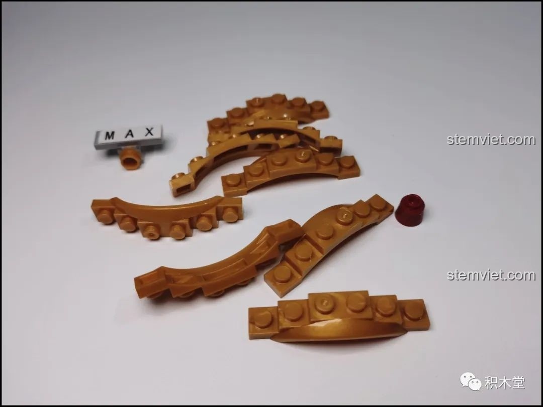 Các mảnh ghép cong và chi tiết đặc biệt của bộ Mould King 16031 Tiệm Cắt Tóc Phố Nhỏ, tạo nên kiến trúc độc đáo.