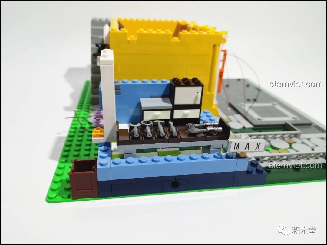 Lắp ráp quầy bar và các dụng cụ cắt tóc của bộ Mould King 16031 Tiệm Cắt Tóc Phố Nhỏ, tăng tính chân thực cho mô hình.