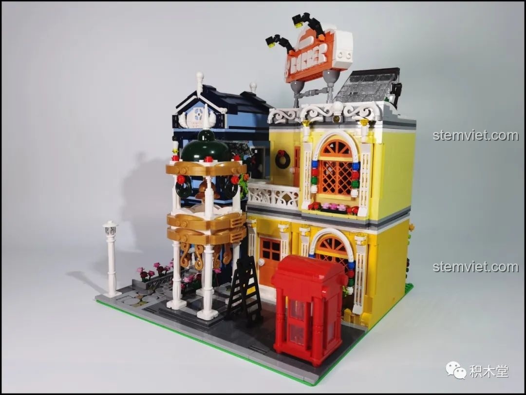 Toàn cảnh khu phố với Mould King 16031 Tiệm Cắt Tóc Phố Nhỏ, tạo nên một bức tranh đô thị thu nhỏ đầy ấn tượng.