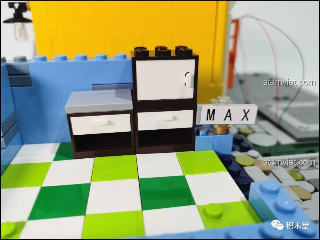 Lắp ráp tủ và kệ của bộ Mould King 16031 Tiệm Cắt Tóc Phố Nhỏ, tạo không gian nội thất tiện nghi và chân thực.