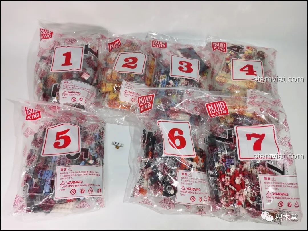 Cận cảnh các túi mảnh ghép của bộ Mould King 16031 Tiệm Cắt Tóc Phố Nhỏ, chất lượng nhựa ABS cao cấp.
