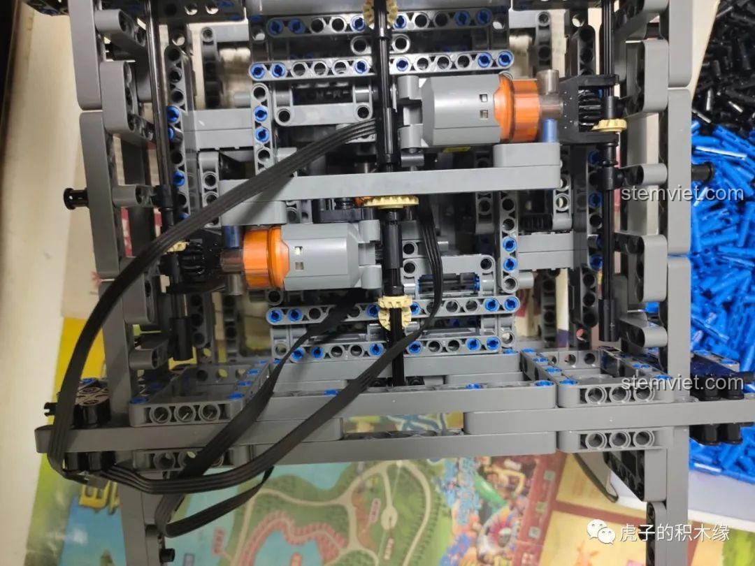 Cấu trúc bánh răng và trục bên trong mô hình cần cẩu bánh xích Mould King 17002, minh họa cơ chế truyền động của đồ chơi lắp ráp công trình.