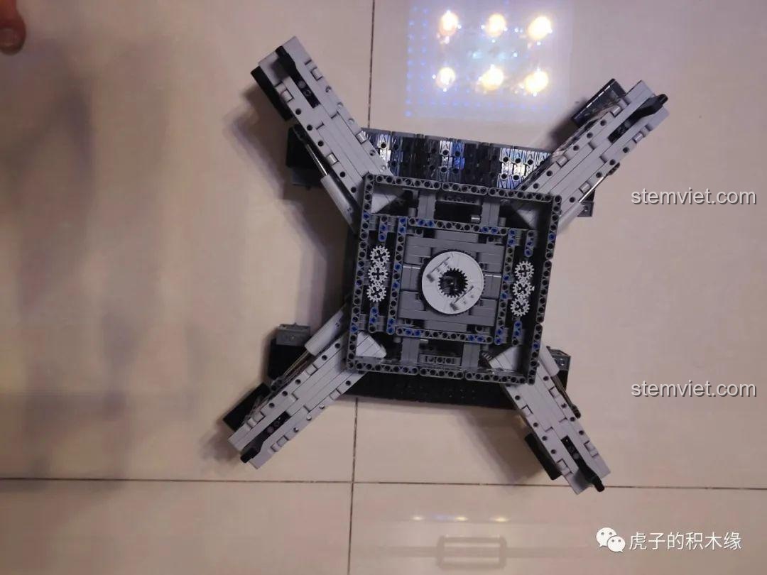 Mô hình cần cẩu bánh xích Mould King 17002 với các chân chống đã được mở rộng, thể hiện tính năng ổn định khi hoạt động của bộ đồ chơi lắp ráp kỹ thuật.