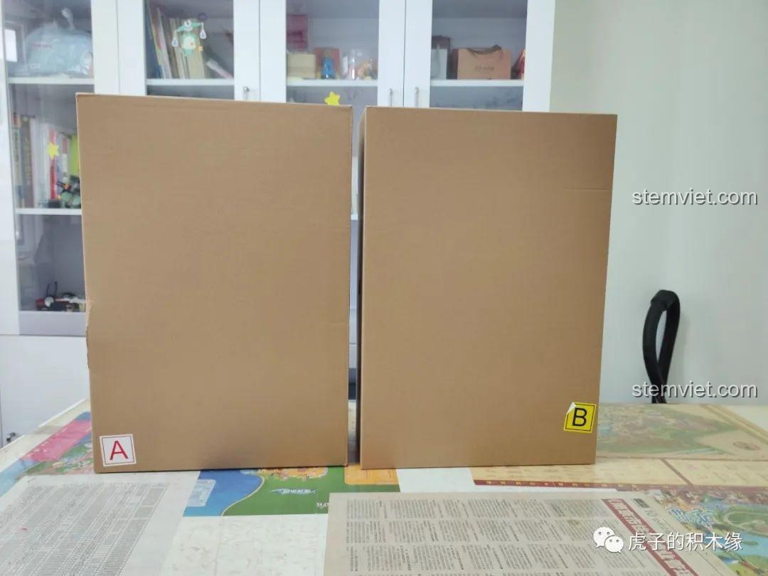 Hai hộp bên trong (A và B) của bộ lắp ghép Mould King 17002, thể hiện cách đóng gói chuyên nghiệp của đồ chơi mô hình cần cẩu công trình.