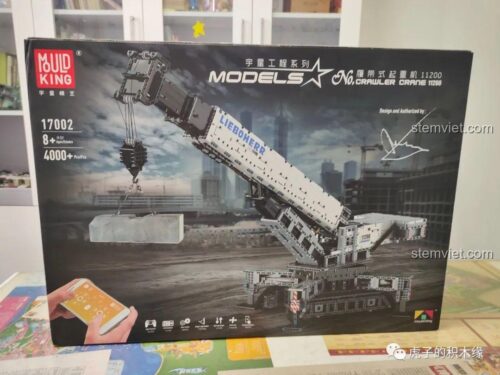 Hộp sản phẩm bộ đồ chơi Mould King 17002 Cần cẩu bánh xích Liebherr LTR 11200, hiển thị hình ảnh mô hình đã lắp ráp và các tính năng điều khiển từ xa, phù hợp cho bé trai 8 tuổi.