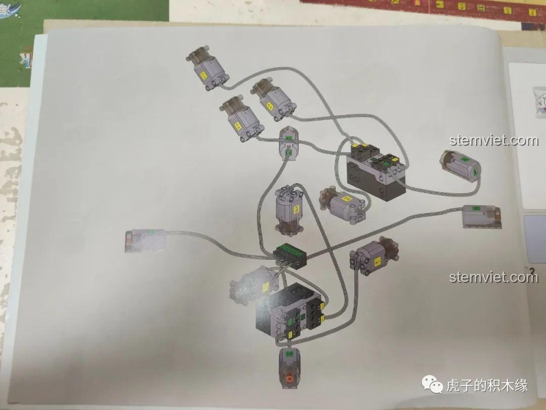 Trang kiểm tra động cơ trong sách hướng dẫn của bộ đồ chơi Mould King 17002, đảm bảo tất cả 12 động cơ hoạt động tốt trước khi lắp ráp mô hình cần cẩu bánh xích.