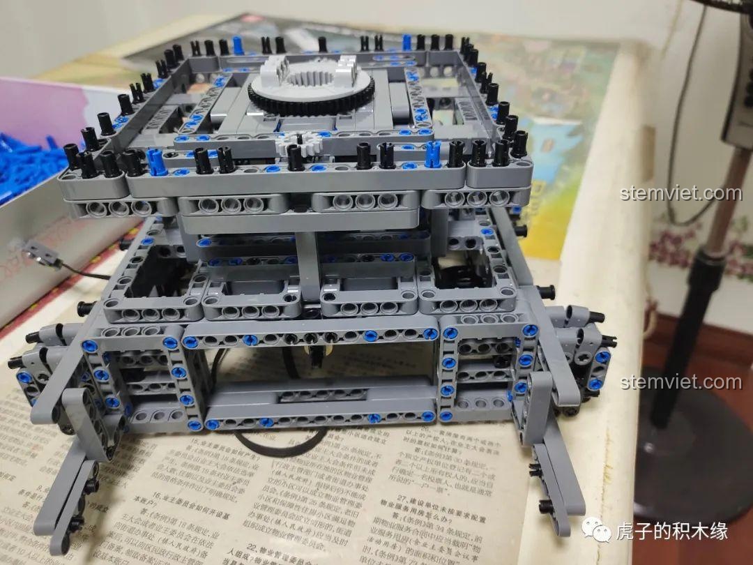 Phần đế của mô hình cần cẩu bánh xích Mould King 17002 đang được lắp ráp, thể hiện nền tảng vững chắc của bộ đồ chơi mô hình công trình.