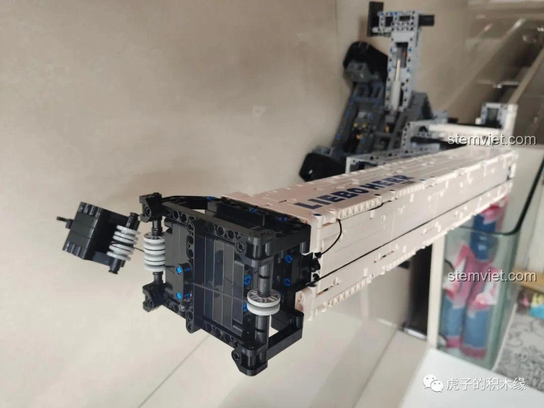 Chi tiết phần đầu cần cẩu của mô hình Mould King 17002, cho thấy cơ chế thu duỗi và các đường nét sắc sảo.