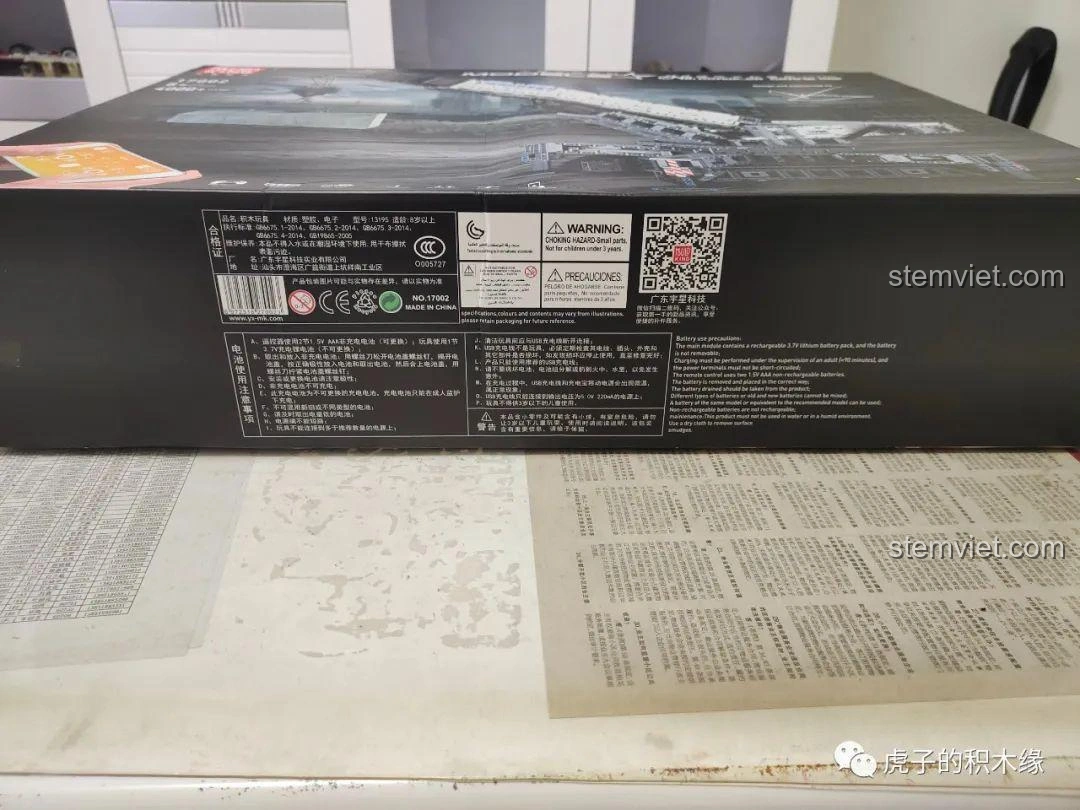 Mặt bên hộp đồ chơi Mould King 17002, hiển thị các thông số kỹ thuật và cảnh báo an toàn của bộ cần cẩu bánh xích.