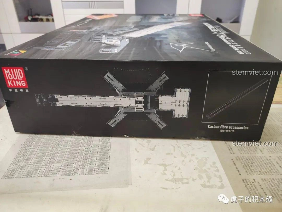 Góc nhìn khác của hộp Mould King 17002, nhấn mạnh các phụ kiện sợi carbon đi kèm cho mô hình cần cẩu công trình.
