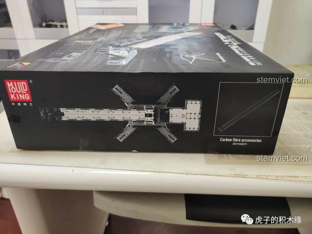 Mặt sau hộp đồ chơi Mould King 17002, với sơ đồ kích thước và các tính năng chính của mô hình cần cẩu Liebherr.