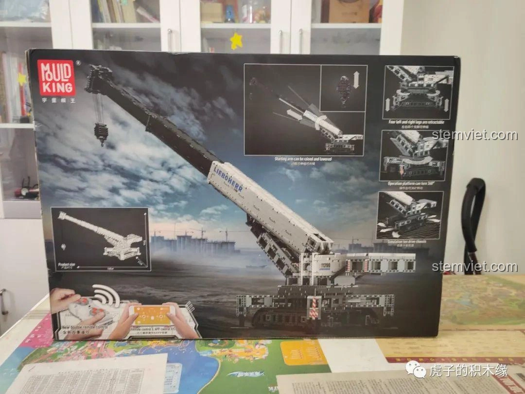 Chi tiết các chức năng điều khiển của mô hình cần cẩu Mould King 17002 được minh họa trên hộp sản phẩm.