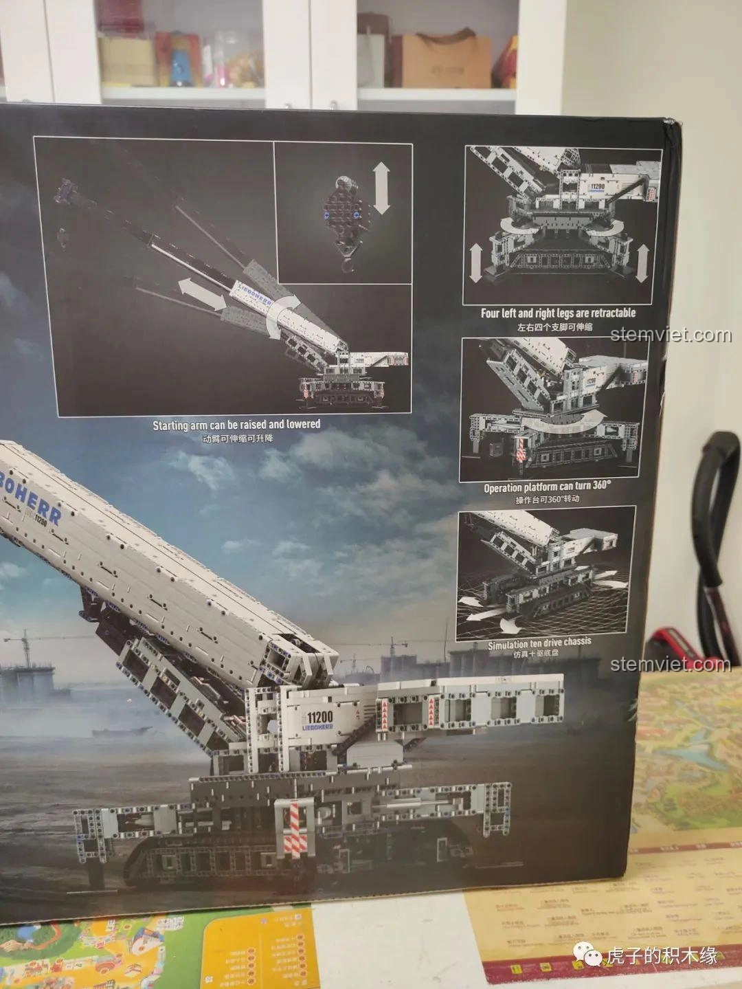 Sơ đồ kích thước tổng thể của mô hình cần cẩu bánh xích Mould King 17002 Liebherr LTR 11200 trên hộp sản phẩm.