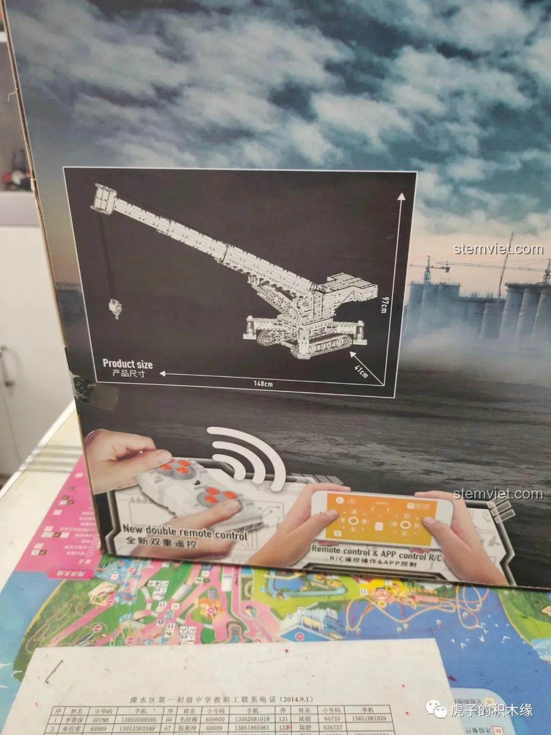 Hai hộp nhỏ A và B bên trong hộp lớn của bộ đồ chơi lắp ráp Mould King 17002, giúp phân loại mảnh ghép tiện lợi.