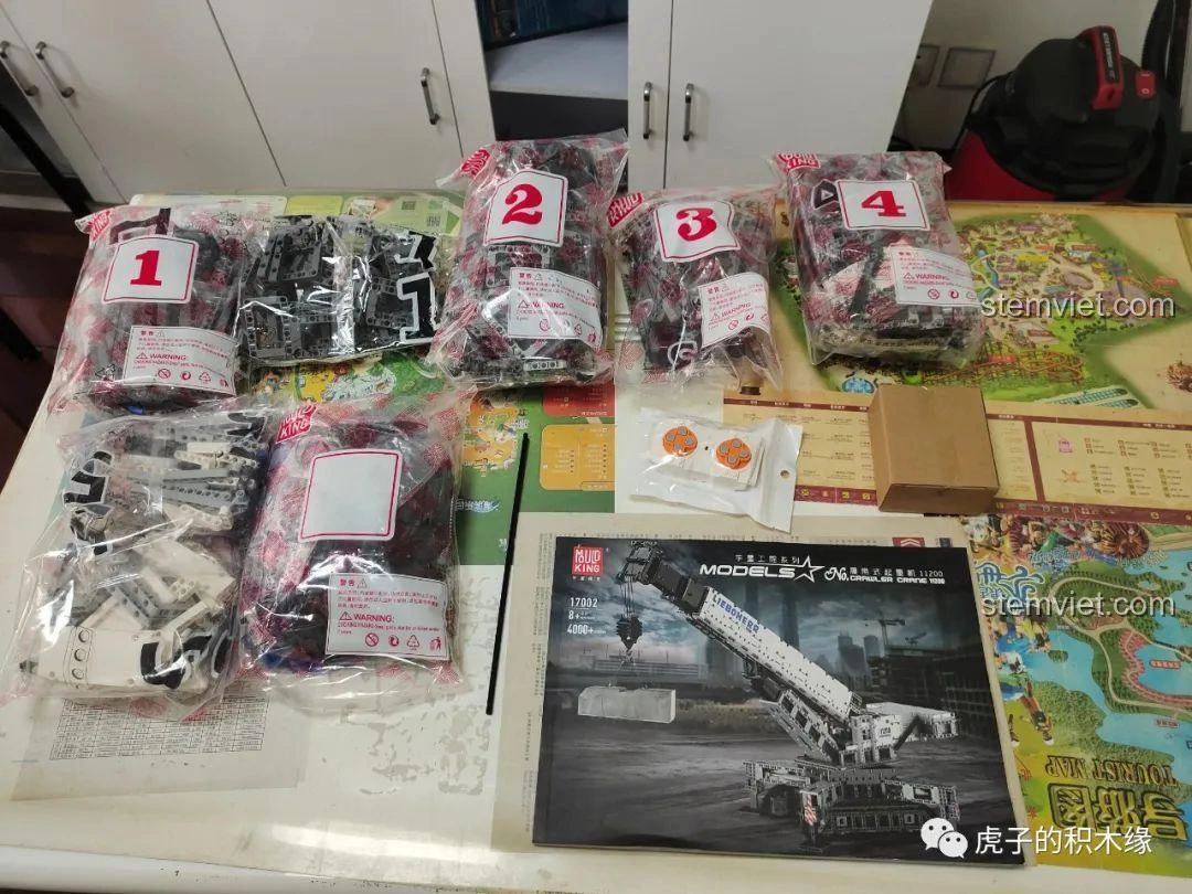 20 khối chì đối trọng đi kèm bộ Mould King 17002, được đóng gói cẩn thận trong một hộp nhỏ, đảm bảo sự ổn định cho mô hình.