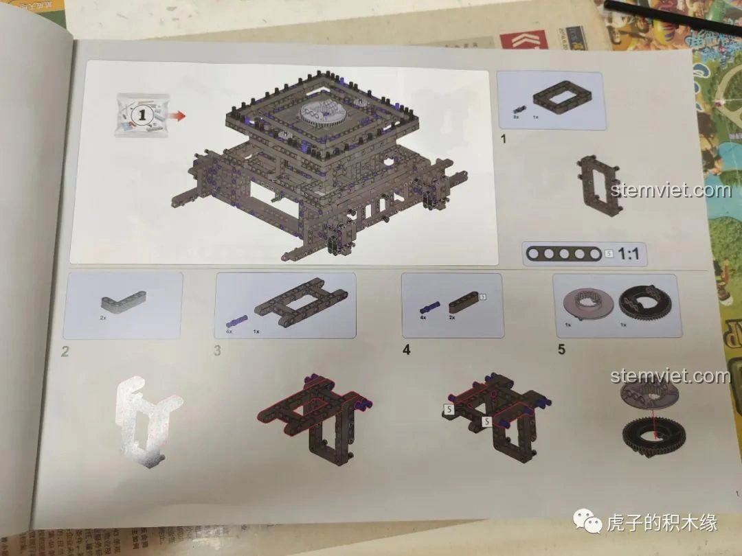 Trang hướng dẫn kiểm tra motor trong sách của bộ Mould King 17002, đảm bảo các động cơ hoạt động tốt trước khi lắp ráp.