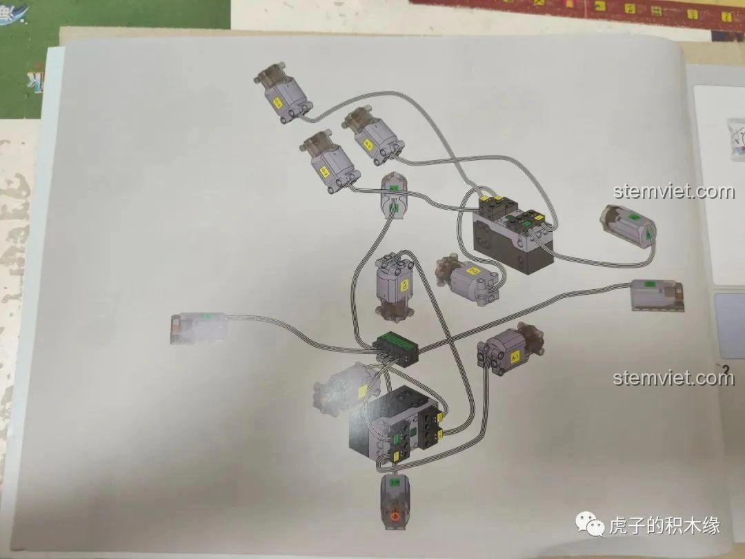 Bộ sticker và trục carbon 32 đơn vị đi kèm bộ Mould King 17002, dùng để trang trí và kết nối các bộ phận của cần cẩu.