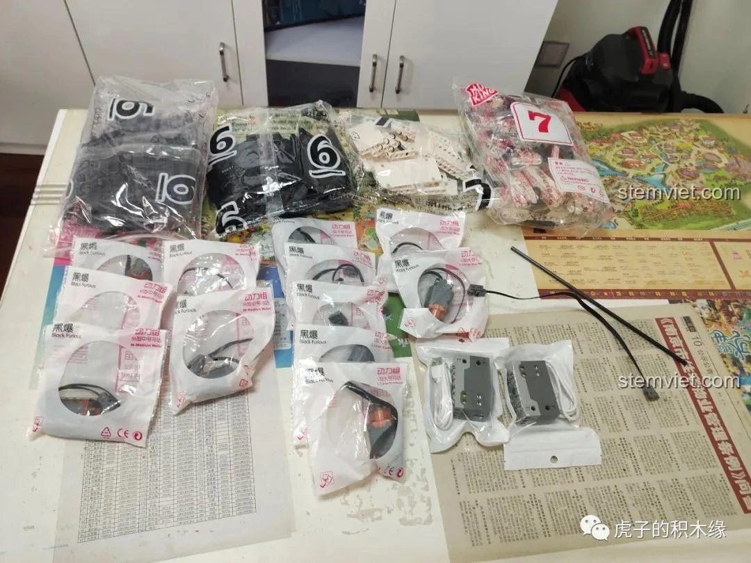 Toàn bộ các motor và bộ phận Power Functions của Mould King 17002 được sắp xếp gọn gàng, sẵn sàng cho việc kiểm tra và lắp ráp.