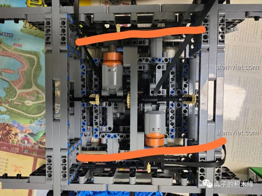 Chi tiết trục thay thế trong quá trình lắp ráp Mould King 17002, giúp việc kết nối các bộ phận của cần cẩu dễ dàng hơn.