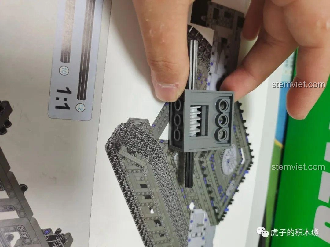 Cận cảnh hộp số trục vít của mô hình cần cẩu Mould King 17002, một chi tiết cơ khí quan trọng trong hệ thống truyền động.