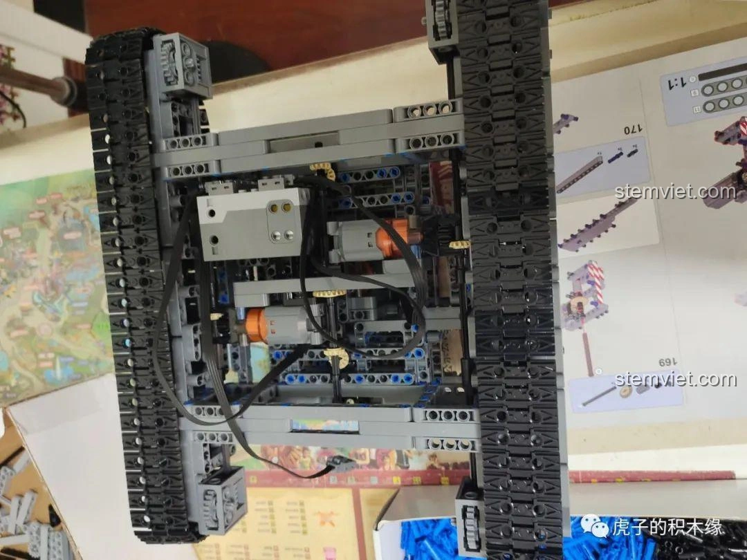 Lắp đặt hộp pin điều khiển cho mô hình cần cẩu Mould King 17002, cung cấp năng lượng cho các chức năng di chuyển và chân chống.