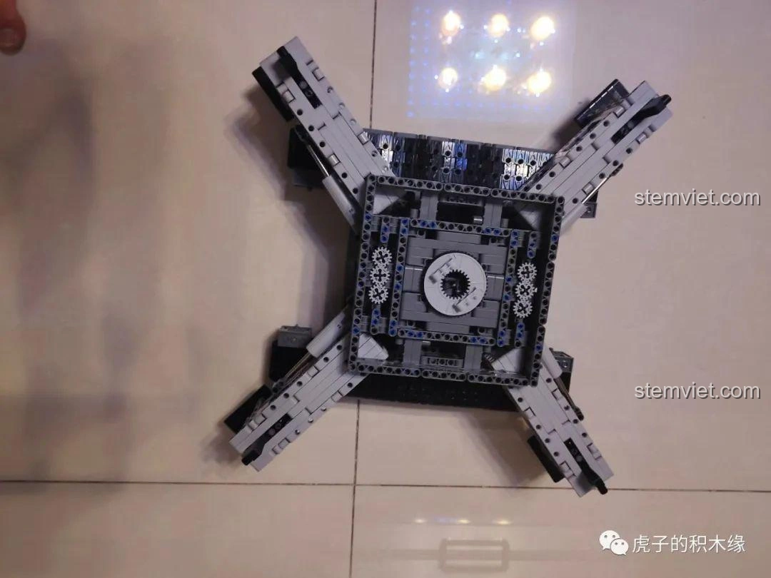 Các phần 2, 3, 4 của mô hình cần cẩu Mould King 17002 đang được lắp ráp, tạo nên khung sườn chính của xe.