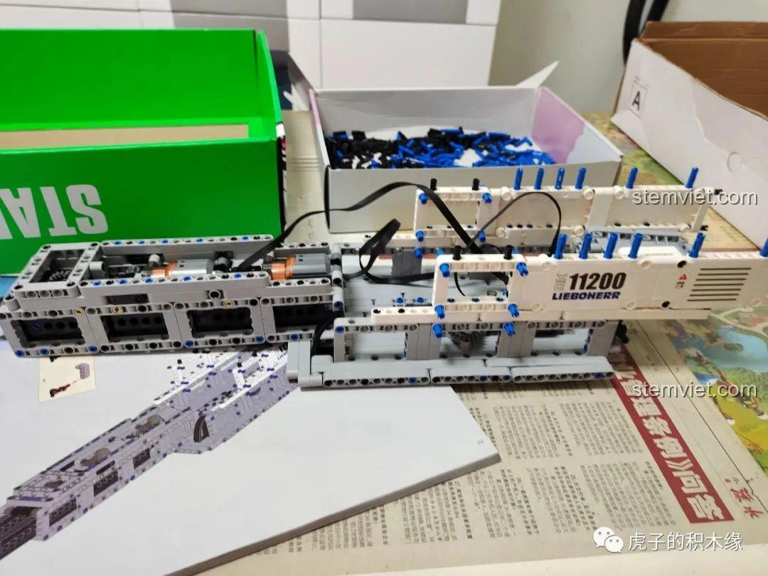 Hướng dẫn chi tiết bước 444 trong sách của Mould King 17002, với lưu ý thay chốt để cố định pin tốt hơn.