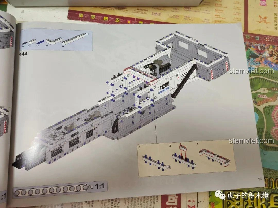 Lắp đặt các khối chì đối trọng vào khoang chứa của mô hình cần cẩu Mould King 17002, giúp tăng cường sự ổn định.