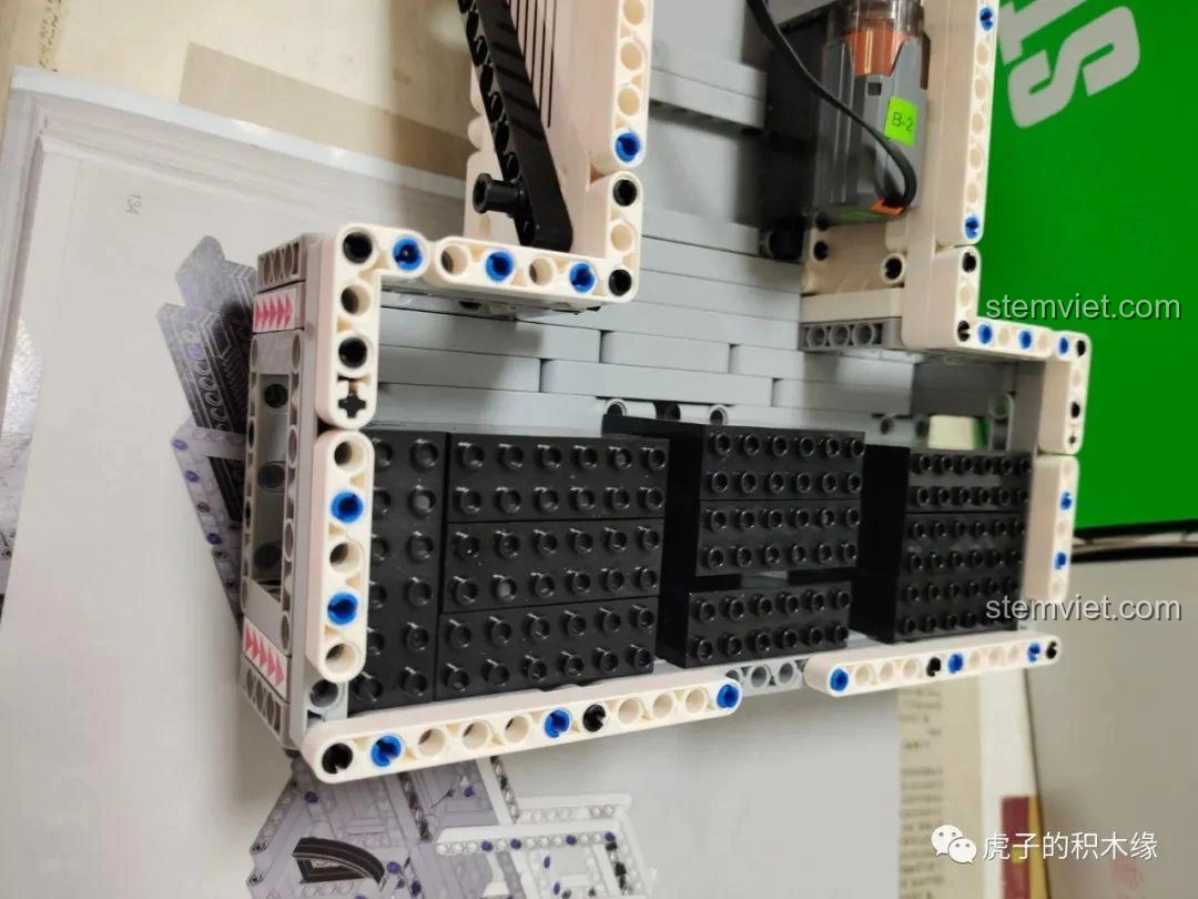 Hướng dẫn chi tiết bước 466 trong sách của Mould King 17002, với lưu ý về việc di chuyển hộp pin trước khi cố định.