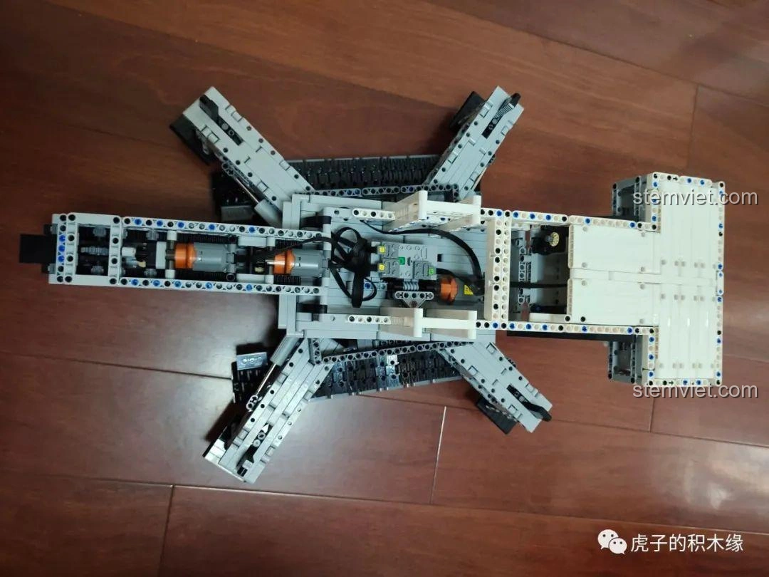 Cần cẩu lớn của mô hình Mould King 17002 đang trong quá trình lắp ráp, với các chi tiết cơ khí và đường dây điện.