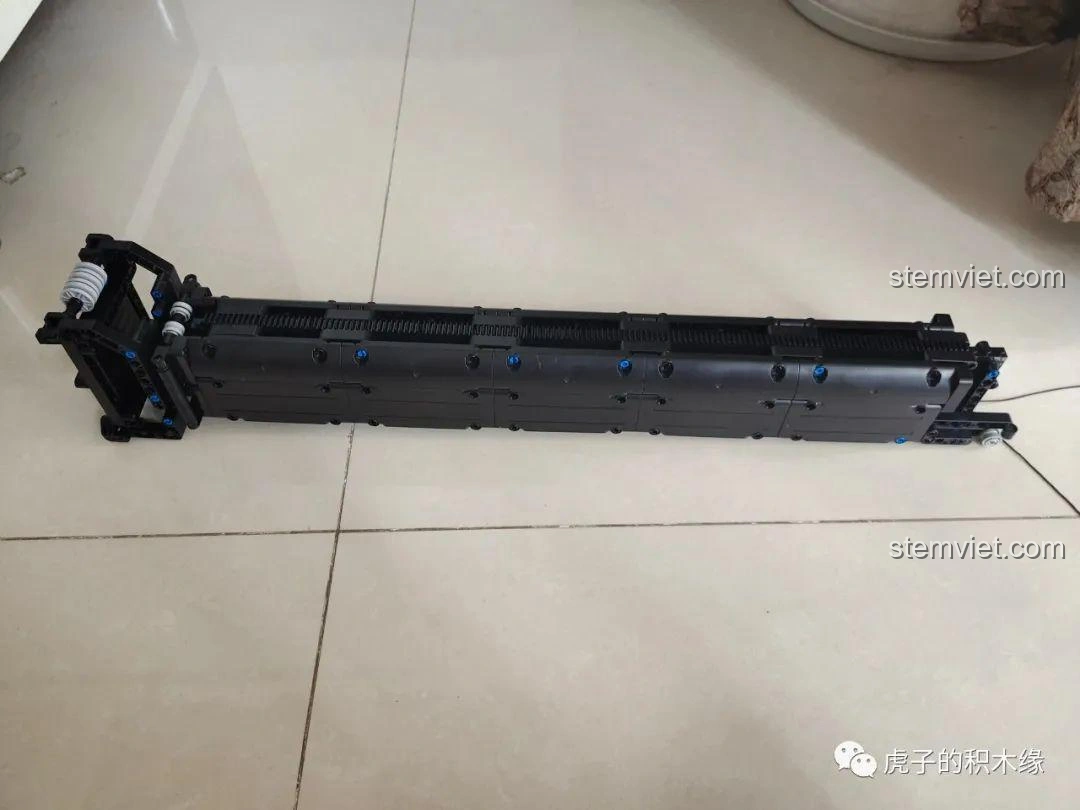 Hướng dẫn chi tiết bước 738 trong sách của Mould King 17002, với lưu ý thêm chốt để cố định phần trống của cần cẩu.