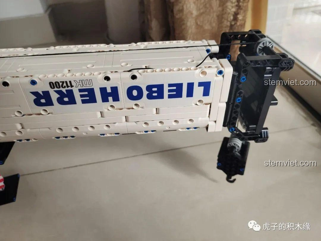 Góc nhìn khác về phần đầu cần cẩu của Mould King 17002, hiển thị cơ chế móc cẩu và các chi tiết nhỏ khác.