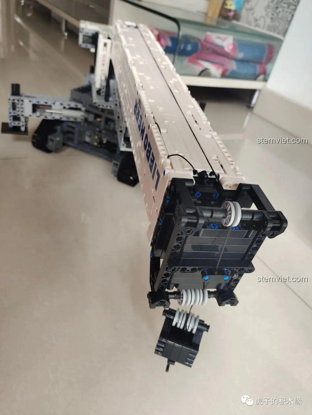 Toàn cảnh mô hình cần cẩu Mould King 17002 từ phía sau, thể hiện cấu trúc vững chắc và các chi tiết đối trọng.