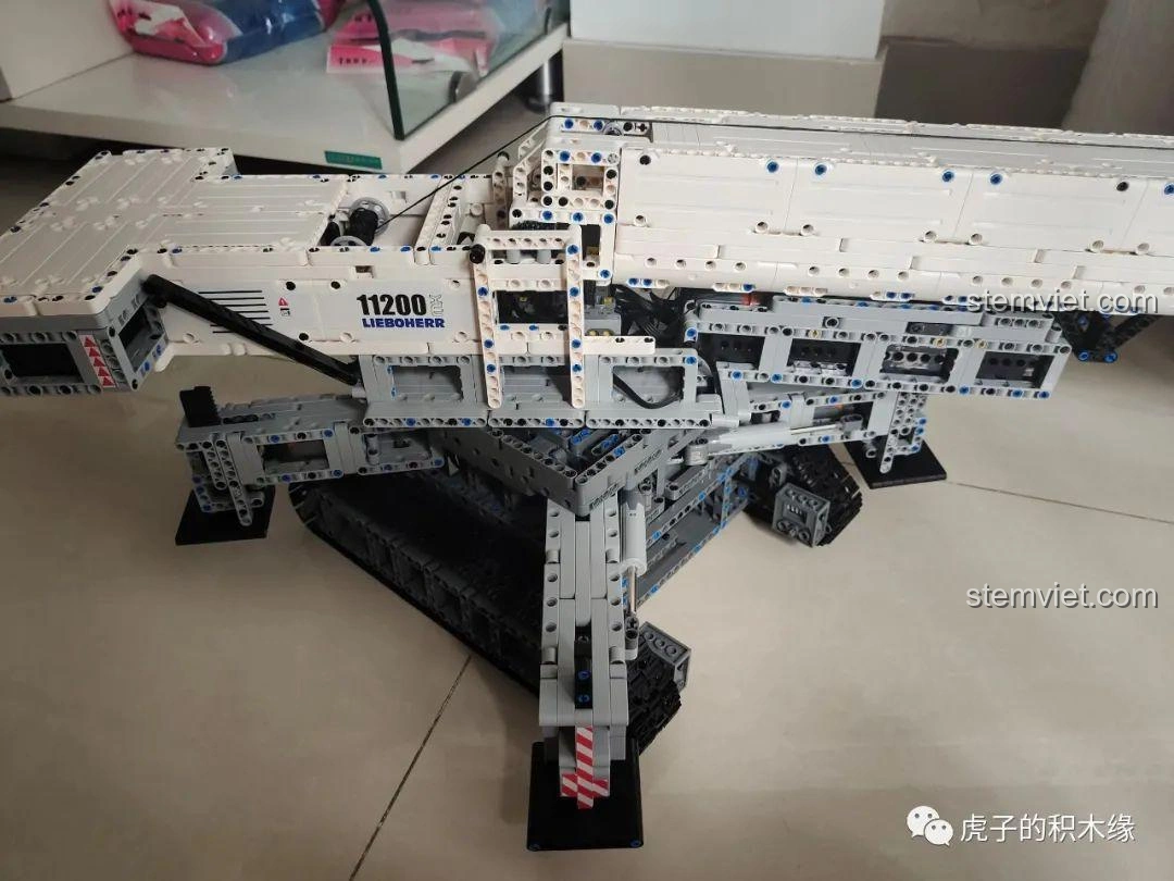 Góc nhìn từ trên cao xuống mô hình cần cẩu Mould King 17002, cho thấy sự sắp xếp các bộ phận bên trong.