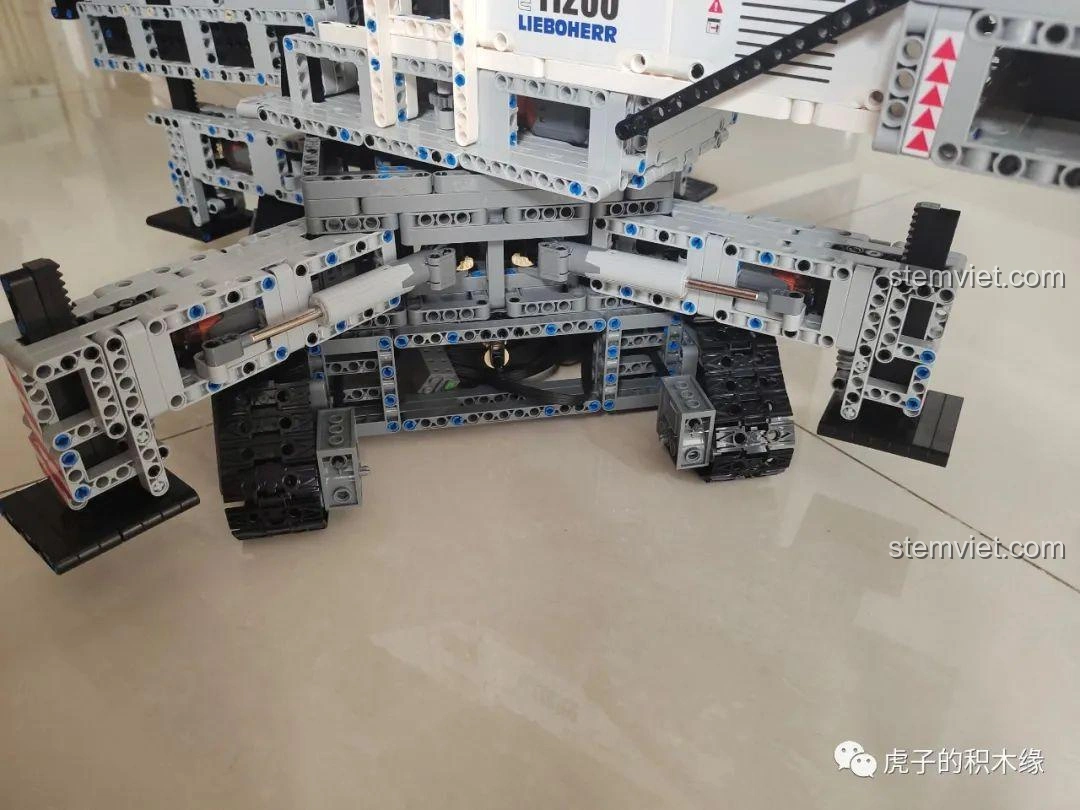 Chi tiết phần chân chống của mô hình cần cẩu Mould King 17002, thể hiện khả năng điều chỉnh và hỗ trợ ổn định.