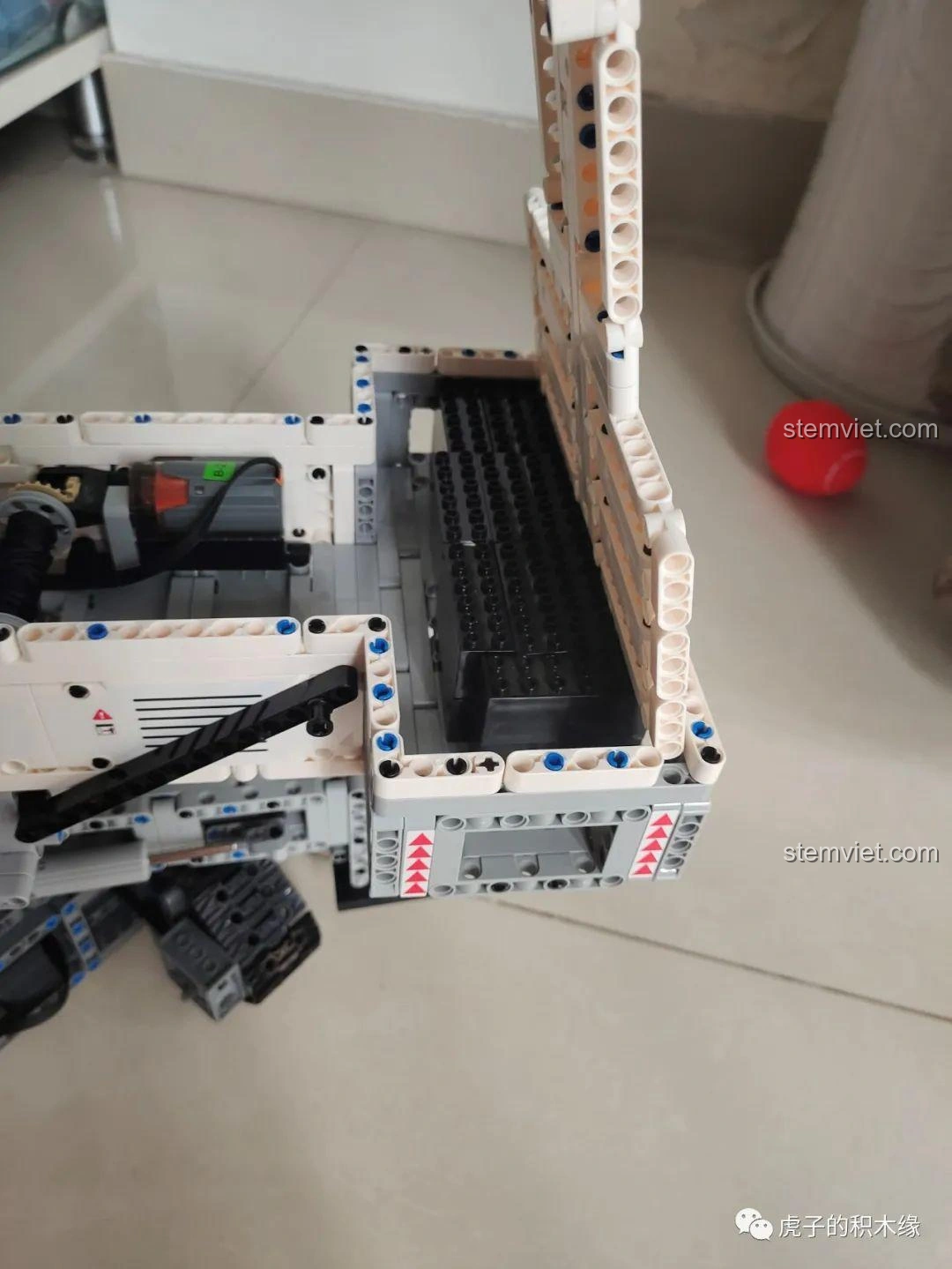 Góc nhìn khác về chân chống của mô hình cần cẩu Mould King 17002, cho thấy cơ chế hoạt động và độ bền.