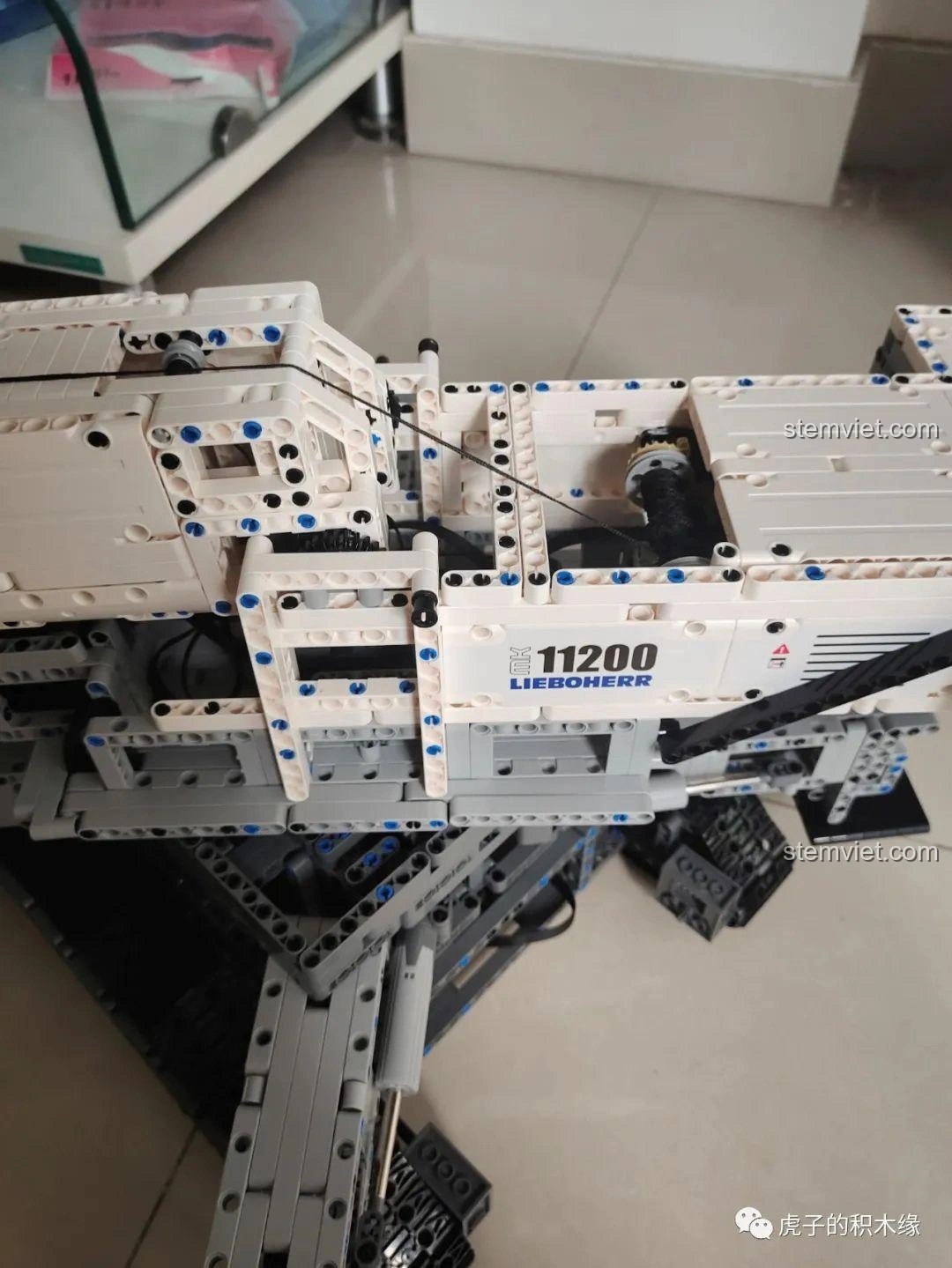 Khoang chứa chì đối trọng của mô hình cần cẩu Mould King 17002, được thiết kế để giữ các khối chì ổn định.