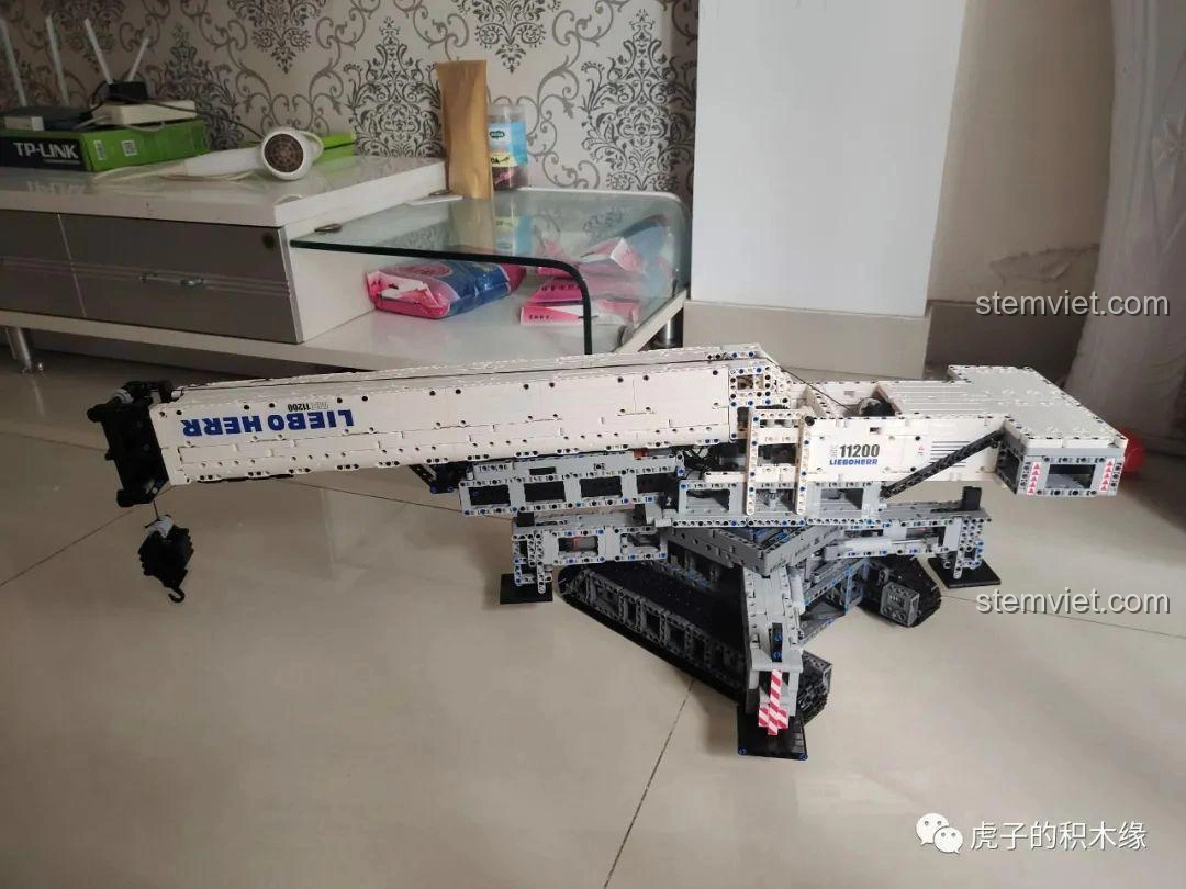 Góc nhìn khác về khoang chứa chì đối trọng của Mould King 17002, cho thấy sự tích hợp liền mạch vào thiết kế tổng thể.