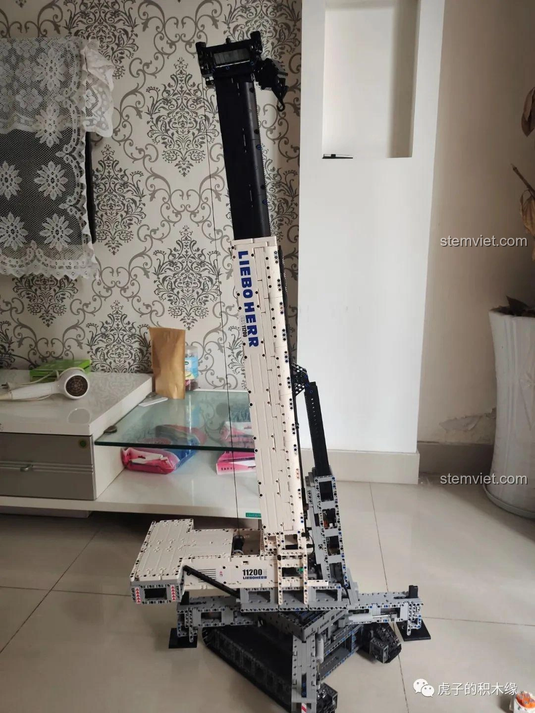 Đo chiều dài cần cẩu của mô hình Mould King 17002, thể hiện kích thước ấn tượng khi cần cẩu được vươn hết cỡ.